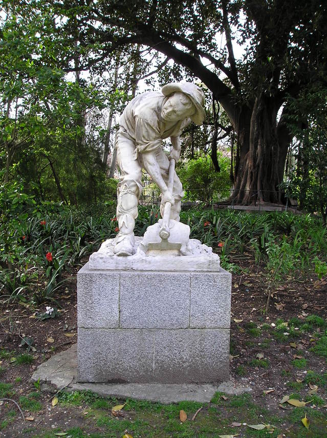 Photo of statue of farm labourer