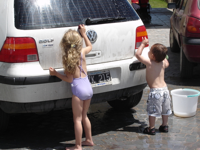 kids-washing-car